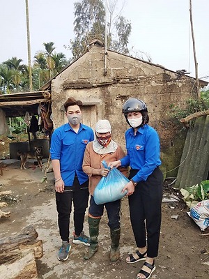  TUỔI TRẺ THÀNH PHỐ THAM GIA VẬN ĐỘNG XÃ HỘI HÓA PHÁT NHU YẾU PHẨM CHO NGƯỜI DÂN CÓ HOÀN CẢNH KHÓ KHĂN